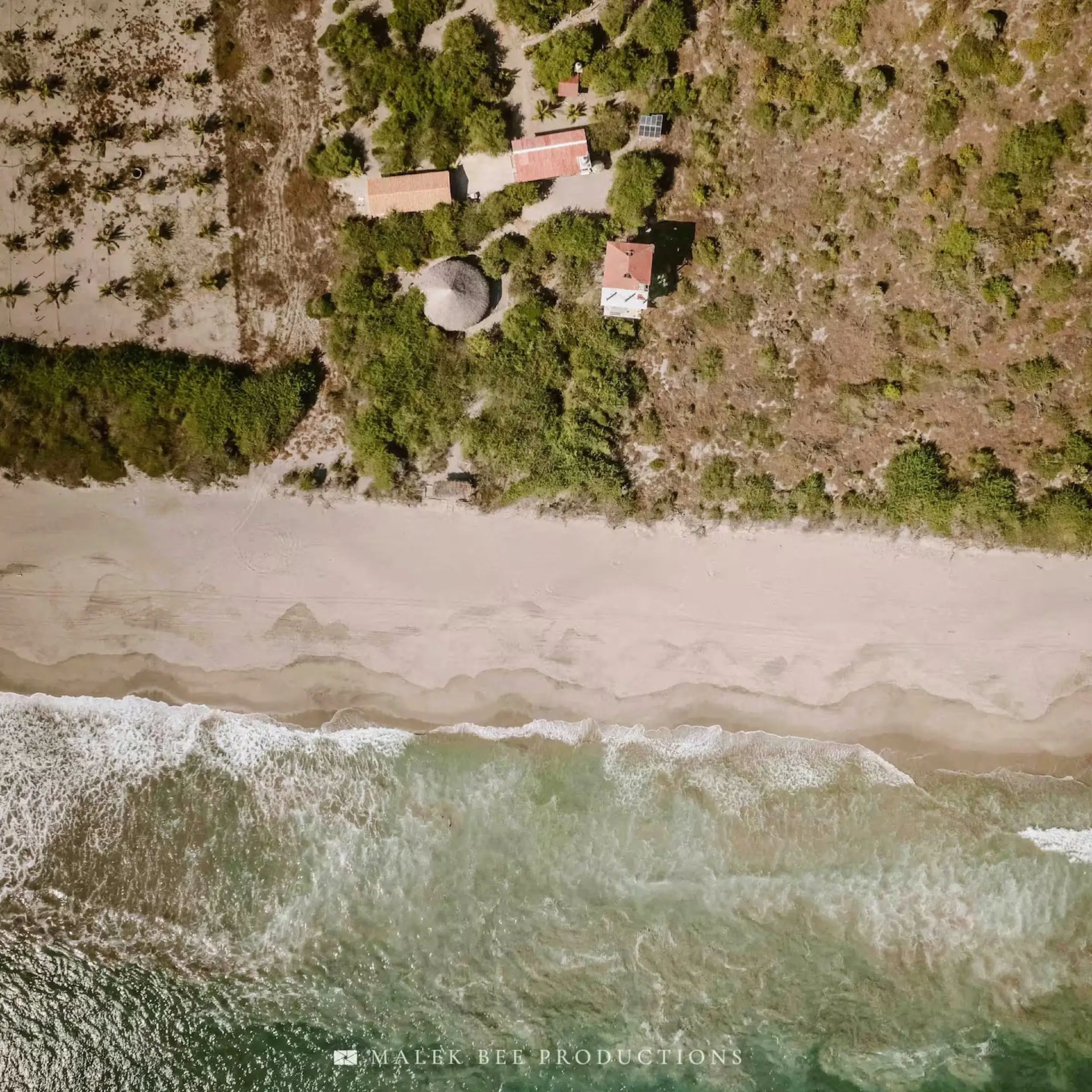 Vista aérea del ashram junto al mar
