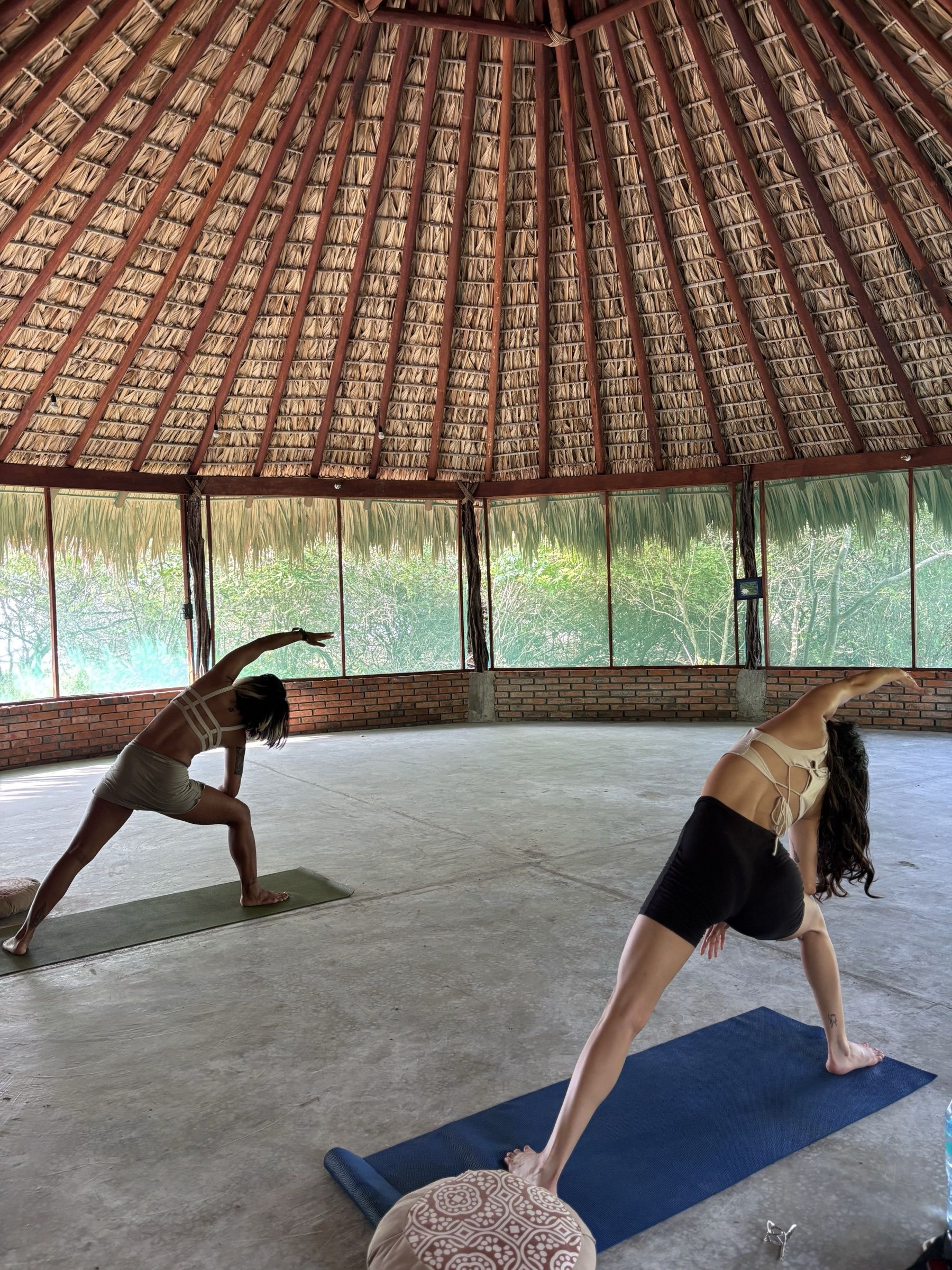 Práctica de yoga en el ashram